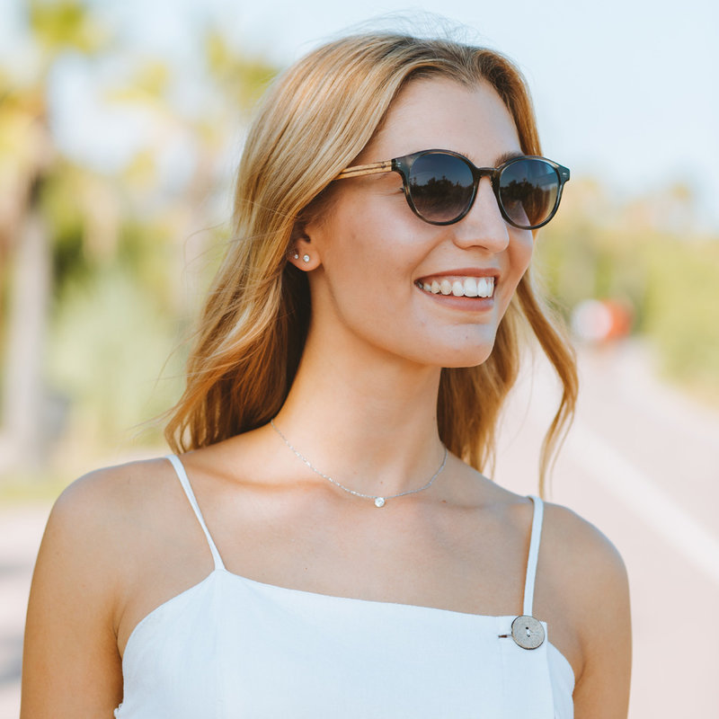 تتميز نظارة "هيريتدج غريديانت بلو" من مجموعة "سوهو" بإطارها البيضاوي ذي اللون الرمادي المتدرج مثل درع السلحفاة إلى جانب عدساتها الزرقاء المتدرجة. وتتألف هذه النظارة من أجود أنواع الأسيتات الحيوية من شركة مازوتشيلي الإيطالية ومن ذراعين مصنوعين يدوياً من خش