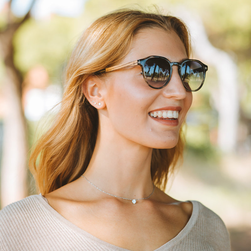 تتميز نظارة "هيريتدج غريديانت بلو" من مجموعة "ريفلر" بإطارها الأنيق ذي اللون الرمادي المتدرج مثل درع السلحفاة إلى جانب عدساتها الزرقاء المتدرجة. وتتألف هذه النظارة من أجود أنواع الأسيتات الحيوية من شركة مازوتشيلي الإيطالية ومن ذراعين مصنوعين يدوياً من خشب