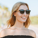 تتميز نظارة "هيريتدج كامو" من مجموعة "سوهو" بإطارها البيضاوي ذي اللون الرمادي المتدرج مثل درع السلحفاة والمصنوع من أجود أنواع الأسيتات الحيوية من شركة مازوتشيلي الإيطالية إلى جانب عدساتها الخضراء المموهة. وتشتمل هذه النظارة على ذراعين مصنوعين يدوياً من خش