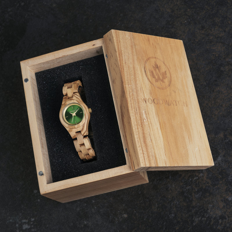 تتميز ساعة "داهليا" من مجموعة فلورا بأنها مصنوعة من خشب الزيتون بمهارة يدوية فائقة. وتتمتع هذه الساعة الأنيقة بميناء أخضر مع تفاصيل ذهبية اللون.