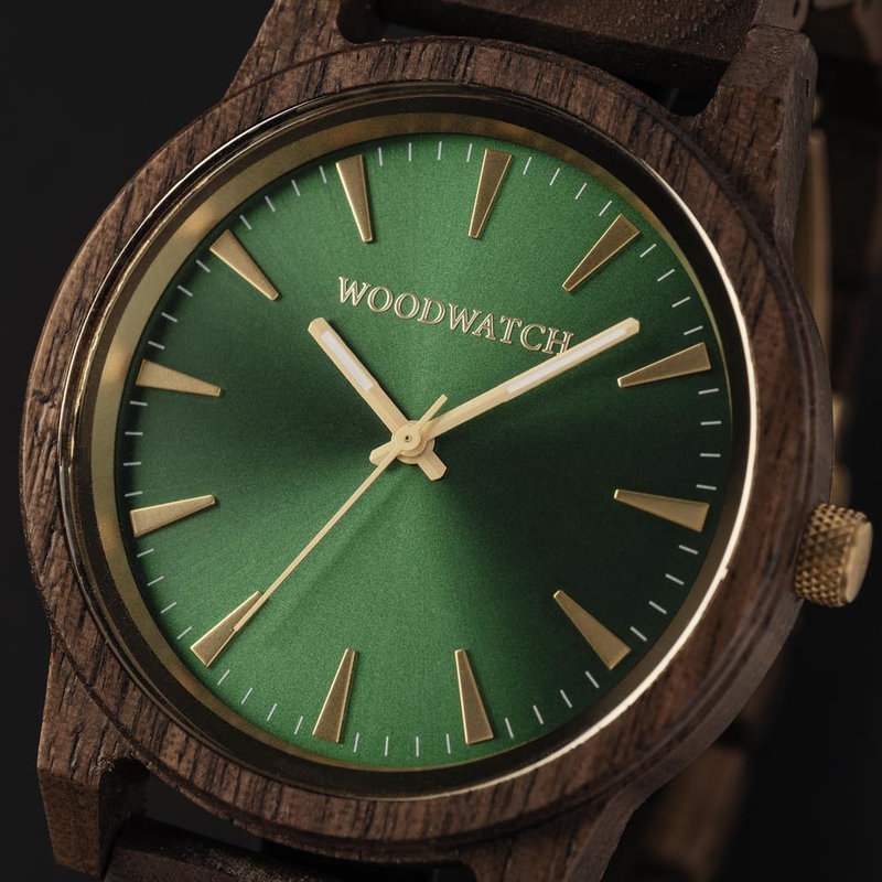 تتميز ساعة "كامو والنت" بمينائها الأخضر البسيط ذي الطابع العصري والتفاصيل الجريئة، كما أنها مصنوعة يدويًا من خشب الجوز الأمريكي الطبيعي. وتتوفر هذه الساعة الأساسية بمقاس 45 ملم، وتشمل مكوناتها الأخرى الفولاذ المقاوم للصدأ والزجاج الياقوتي.