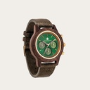 يتميز Emerald Gold Khaki بحركة كرونوغراف SEIKO VD54 الكلاسيكية والزجاج المغلف بالياقوت المقاوم للخدش وحزام الكاكي. مصنوعة من خشب الجوز الأمريكي ومهتفنة يدويا إلى الكمال. تتوفر الساعة مع حزام خشبي أو حزام جلدي.