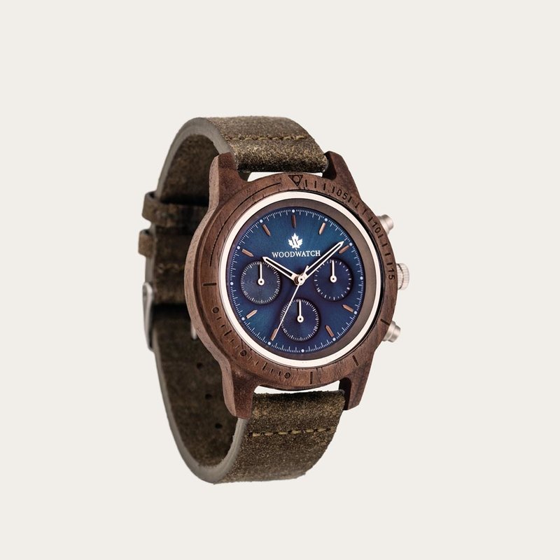 يتميز Sapphire Silver Khaki بحركة كرونوغراف SEIKO VD54 الكلاسيكية والزجاج المغلف بالياقوت المقاوم للخدش وحزام الكاكي. مصنوعة من خشب الجوز الأمريكي ومهتفنة يدويا إلى الكمال. تتوفر الساعة مع حزام خشبي أو حزام جلدي.