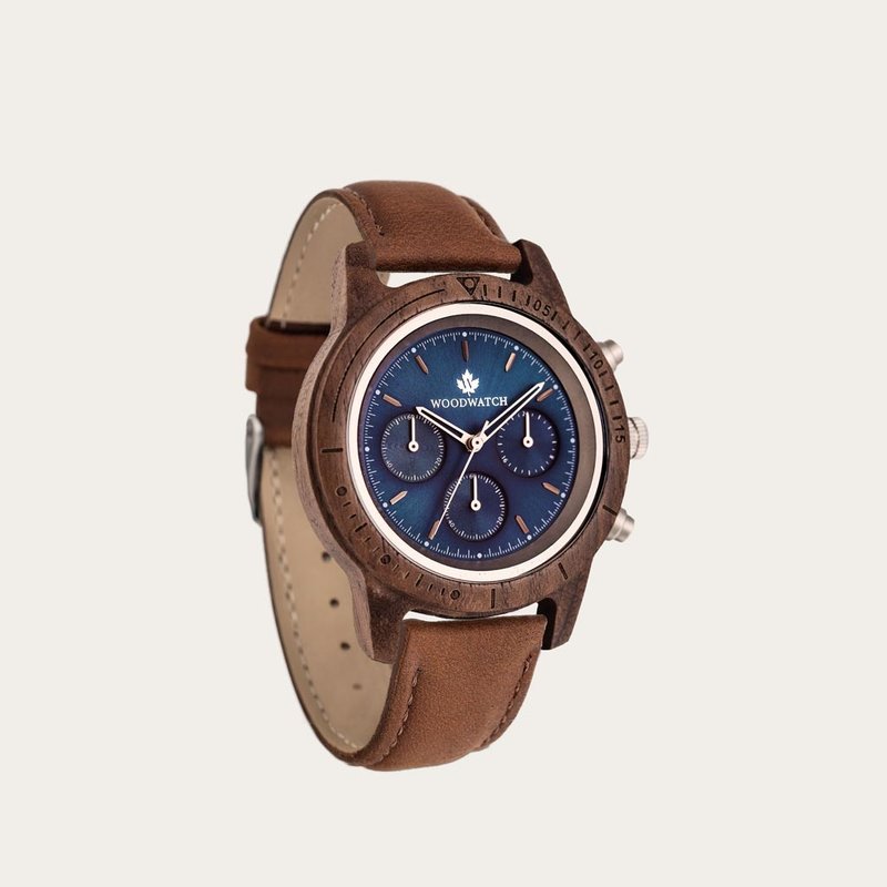 يتميز الياقوت الفضي البقان حركة كرونوغراف SEIKO VD54 الكلاسيكية، والزجاج المغلف الياقوت مقاومة للخدش وحزام البقان. مصنوعة من خشب الجوز الأمريكي ومهتفنة يدويا إلى الكمال. تتوفر الساعة مع حزام خشبي أو حزام جلدي.