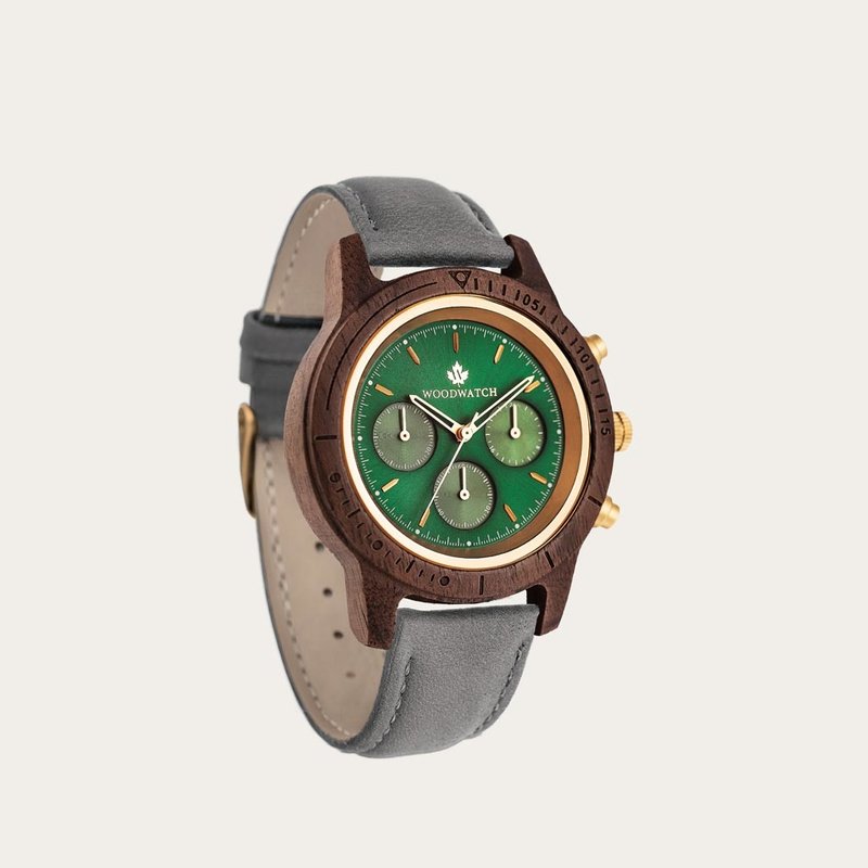 يتميز Emerald Gold Grey بحركة كرونوغراف SEIKO VD54 الكلاسيكية والزجاج المغلف بالياقوت المقاوم للخدش وحزام رمادي. مصنوعة من خشب الجوز الأمريكي ومهتفنة يدويا إلى الكمال. تتوفر الساعة مع حزام خشبي أو حزام جلدي.