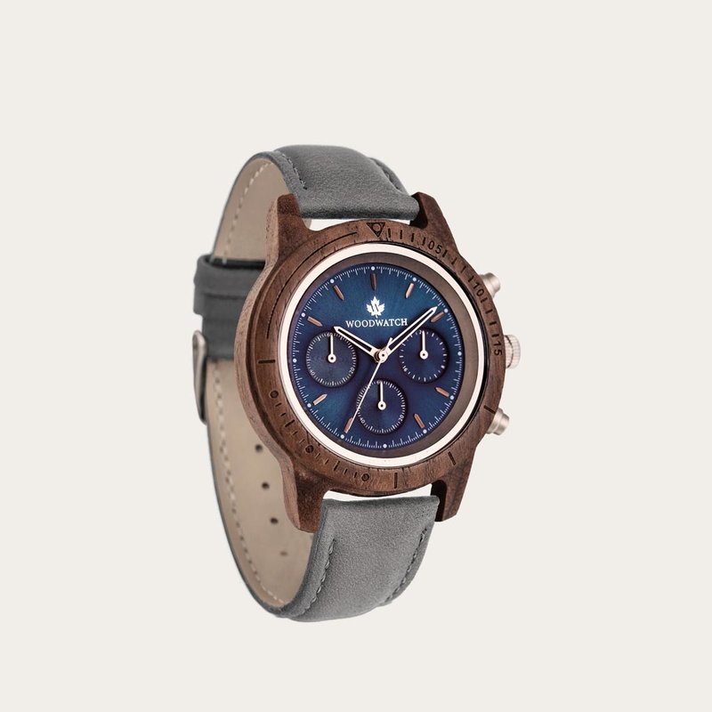 يتميز Sapphire Silver Grey بحركة كرونوغراف SEIKO VD54 الكلاسيكية والزجاج المغلف بالياقوت المقاوم للخدش وحزام رمادي. مصنوعة من خشب الجوز الأمريكي ومهتفنة يدويا إلى الكمال. تتوفر الساعة مع حزام خشبي أو حزام جلدي.