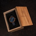 مستوحاة من التصاميم الإسكندنافية المعاصرة! تتميز ساعة "نوردك مالمو نيفي" بأنها مصنوعة يدوياً من خشب الكوزو المستدام وبقرصها الأزرق وتفاصيلها الذهبية وقطرها الذي يبلغ 36 مم، إلى جانب حزامها الجلدي ذو اللون الأزرق الداكن والملمس فائق النعومة.