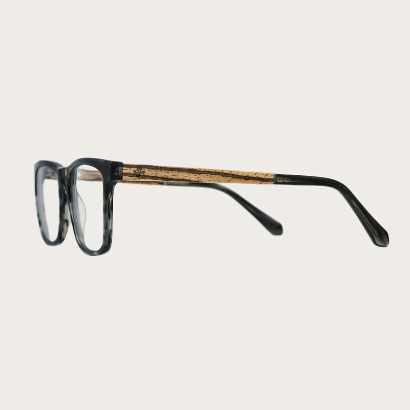 تشتمل ساعة "لونر إكليبس" من مجموعة "غراند" على خاصية عرض مراحل القمر ومؤشرين إضافيين لعرض الأسبوع والشهر وميزة التقويم القمري، وهي مصنوعة يدويًا من خشب الصندل الأسود من شرق أفريقيا. <br />
وللحصول على إطلالة مثالية وحجب الضوء الأزرق الضار، يمكن ارتداء هذه السا