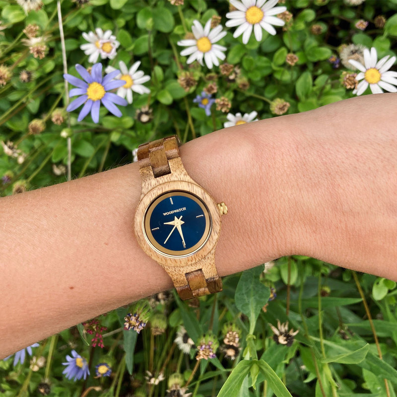 صُنعت ساعة "بيل فلاور" التي تنتمي إلى مجموعة فلورا بمهارة يدوية فائقة من خشب السنط. وتتمتع هذه الساعة الفاخرة بميناءٍ أزرق داكن ذي تفاصيل ذهبية اللون.