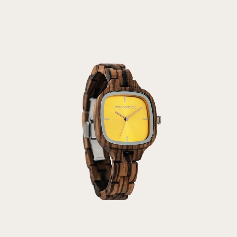 تتميز ساعة "لومن" من مجموعة "سيتي" بتصميمها المربع ومقاسها الذي يبلغ 30 ملم ومينائها الأصفر وحزامها المصنوع يدوياً بمهارة فائقة من خشب الزرد الطبيعي ليصبح بذلك أحدث حزام صغير الحجم من WoodWatch.