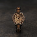 تتميز ساعة "آش" من مجموعة "يونيتي" بتصميمها الكلاسيكي الأنيق، حيث تشتمل على حزام وعلبة بمقاس 38 ملم مصنوعين من الفولاذ المقاوم للصدأ مع لمسات خشبية فريدة من نوعها. وبالإضافة إلى ذلك، تتمتع هذه الساعة بعقارب من حجر العقيق اليماني الأسود، ويحتوي ميناء الساع
