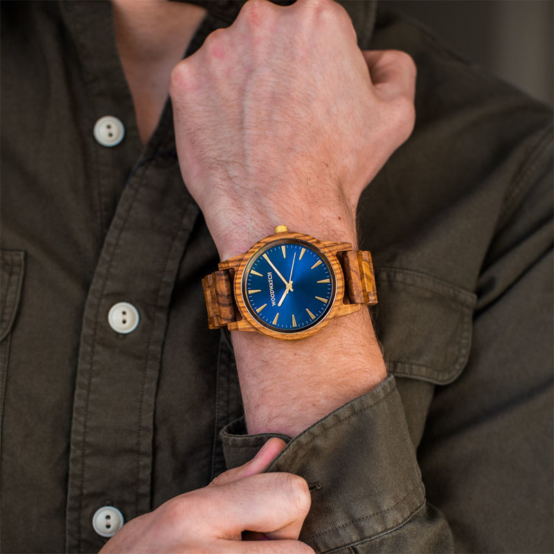 تتميز ساعة "أسترو كوزو" بمينائها الأزرق البسيط ذي الطابع العصري والتفاصيل الجريئة، كما أنها مصنوعة يدويًا من خشب الكوزو الأفريقي الطبيعي. وتتوفر هذه الساعة الأساسية بمقاس 45 ملم، وتشمل مكوناتها الأخرى الفولاذ المقاوم للصدأ والزجاج الياقوتي.
