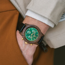 يتميز Emerald Gold Jet بحركة كرونوغراف SEIKO VD54 الكلاسيكية والزجاج المغلف بالياقوت المقاوم للخدش وحزام الطائرة النفاثة. مصنوعة من خشب الجوز الأمريكي ومهتفنة يدويا إلى الكمال. تتوفر الساعة مع حزام خشبي أو حزام جلدي.