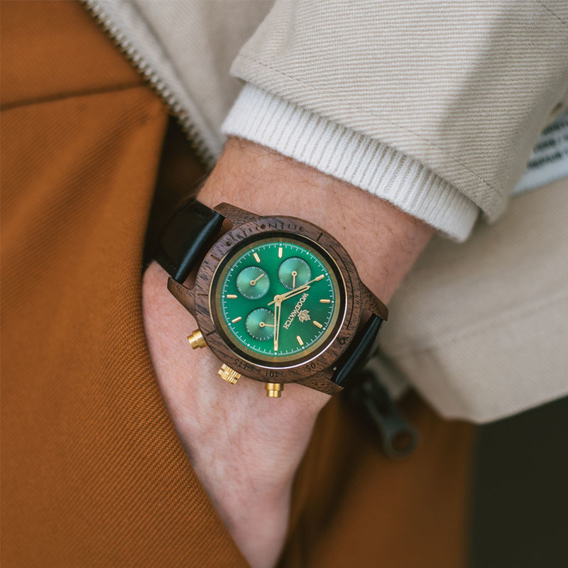 يتميز Emerald Gold Jet بحركة كرونوغراف SEIKO VD54 الكلاسيكية والزجاج المغلف بالياقوت المقاوم للخدش وحزام الطائرة النفاثة. مصنوعة من خشب الجوز الأمريكي ومهتفنة يدويا إلى الكمال. تتوفر الساعة مع حزام خشبي أو حزام جلدي.