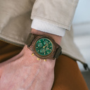 يتميز Emerald Gold Khaki بحركة كرونوغراف SEIKO VD54 الكلاسيكية والزجاج المغلف بالياقوت المقاوم للخدش وحزام الكاكي. مصنوعة من خشب الجوز الأمريكي ومهتفنة يدويا إلى الكمال. تتوفر الساعة مع حزام خشبي أو حزام جلدي.