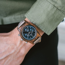 يتميز Sapphire Silver Grey بحركة كرونوغراف SEIKO VD54 الكلاسيكية والزجاج المغلف بالياقوت المقاوم للخدش وحزام رمادي. مصنوعة من خشب الجوز الأمريكي ومهتفنة يدويا إلى الكمال. تتوفر الساعة مع حزام خشبي أو حزام جلدي.