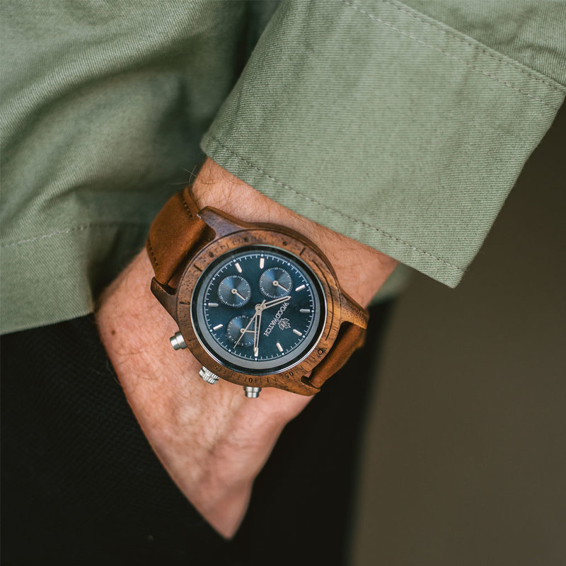 يتميز الياقوت الفضي البقان حركة كرونوغراف SEIKO VD54 الكلاسيكية، والزجاج المغلف الياقوت مقاومة للخدش وحزام البقان. مصنوعة من خشب الجوز الأمريكي ومهتفنة يدويا إلى الكمال. تتوفر الساعة مع حزام خشبي أو حزام جلدي.