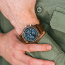 يتميز الياقوت الفضي البقان حركة كرونوغراف SEIKO VD54 الكلاسيكية، والزجاج المغلف الياقوت مقاومة للخدش وحزام البقان. مصنوعة من خشب الجوز الأمريكي ومهتفنة يدويا إلى الكمال. تتوفر الساعة مع حزام خشبي أو حزام جلدي.