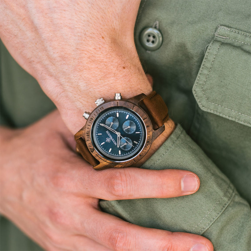 يتميز الياقوت الفضي البقان حركة كرونوغراف SEIKO VD54 الكلاسيكية، والزجاج المغلف الياقوت مقاومة للخدش وحزام البقان. مصنوعة من خشب الجوز الأمريكي ومهتفنة يدويا إلى الكمال. تتوفر الساعة مع حزام خشبي أو حزام جلدي.