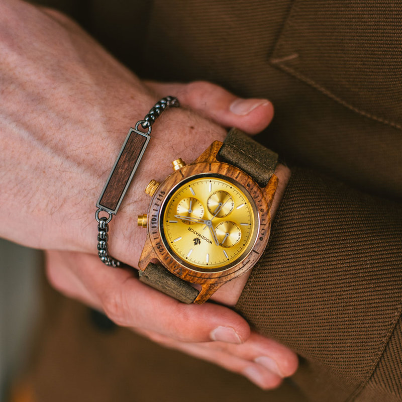 تتميز مجموعة كرونوس بعدة مميزات تشمل الكرونغراف الكلاسيكي SEIKO VD54 والزجاج الياقوتي المقاوم للخدش وحزام الساعة المدعم بالفولاذ المقاوم للصدأ. وقد صُنعت ساعة "كرونوس توسكاني رايز كاكي" من خشب الكوزو الأفريقي وتتميز بمينائها الأصفر اللون.