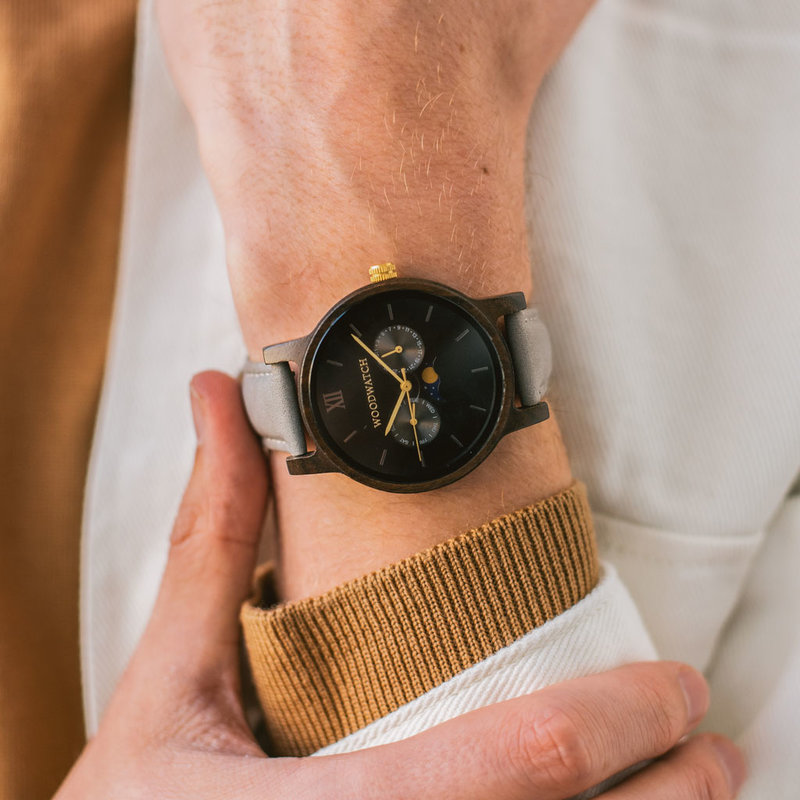 تعيد المجموعة الكلاسيكية ابتكار العناصر الجمالية في ساعات WoodWatch بطريقة متطورة، حيث يمنحها الحجم النحيف مظهراً أنيقًا إلى جانب خاصية عرض مراحل القمر الفريدة من نوعها والمؤشرين الإضافيين لعرض الأسبوع والشهر. وقد صُنعت ساعة "دارك فوريست غراي" التي تنتمي