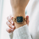 تتميز ساعة "سكاي لايت" من مجموعة "سيتي" بتصميمها المربع ومقاسها الذي يبلغ 30 ملم ومينائها الأزرق ذي التفاصيل الذهبية اللون، إلى جانب حزامها المصنوع يدوياً بمهارة فائقة من خشب الزرد الطبيعي ليصبح بذلك أحدث حزام صغير الحجم من WoodWatch.