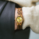 صُنعت ساعة "سنا" التي تنتمي إلى مجموعة "فلورا" بمهارة يدوية فائقة من خشب الزرد (زيبراوود). وتتمتع هذه الساعة الفاخرة بميناءٍ أصفر ذي تفاصيل فضية اللون.