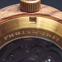تعيد ساعة "أوبن هارت" الكلاسيكية ابتكار العناصر الجمالية في WoodWatch بطريقة متطورة. فقد أُعيد تصميم الهيكل ليناسب ماكينة SEIKO الأوتوماتيكية التي تعمل بالطاقة الحركية لمعصم الشخص الذي يرتدي الساعة. كما أن القلب المفتوح والظهر الزجاجي للساعة يكشفان عن مجم