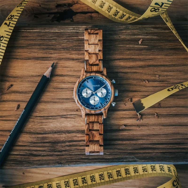 صُنعت ساعة "كرونو مارينر كوزو" من خشب الكوزو وتتميز بمينائها الأزرق ثنائي الطبقات وتفاصيلها الفضية اللون.