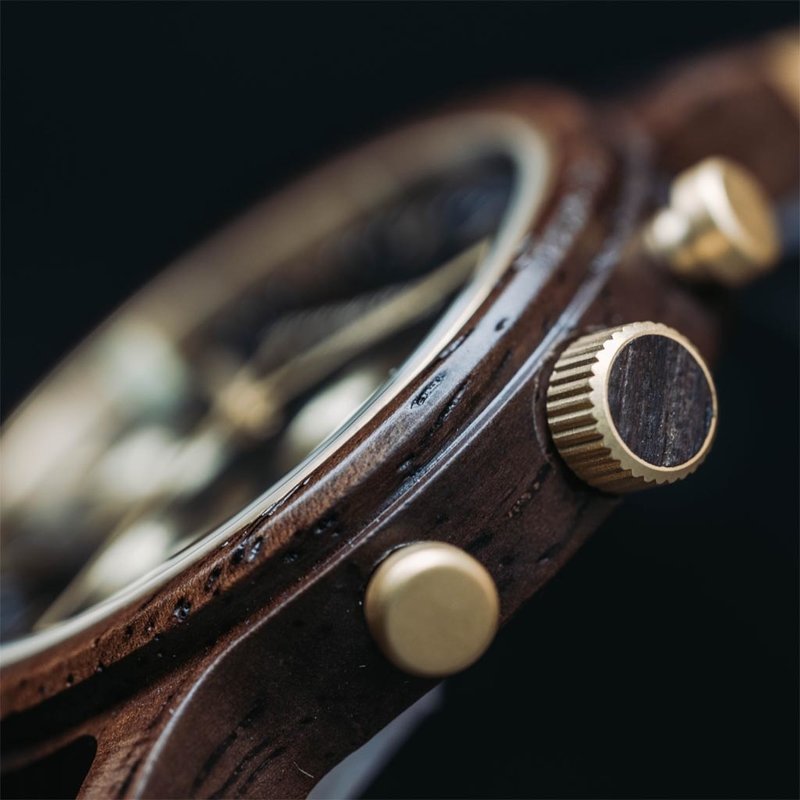 صُنعت ساعة "كرونو بلاك فوريست" من خشب الرصاص وتتميز بمينائها الأسود الداكن ثنائي الطبقات وتفاصيلها الذهبية اللون.