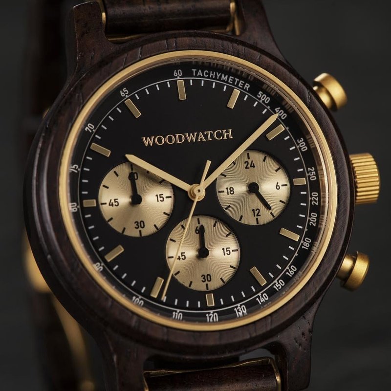 صُنعت ساعة "كرونو بلاك فوريست" من خشب الرصاص وتتميز بمينائها الأسود الداكن ثنائي الطبقات وتفاصيلها الذهبية اللون.