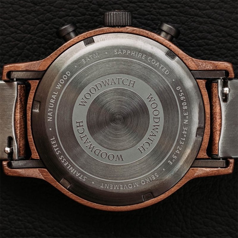 صُنعت ساعة "كرونو هانتر" من خشب الجوز وتتميز بمينائها الأخضر الداكن ثنائي الطبقات وتفاصيلها الفضية اللون.