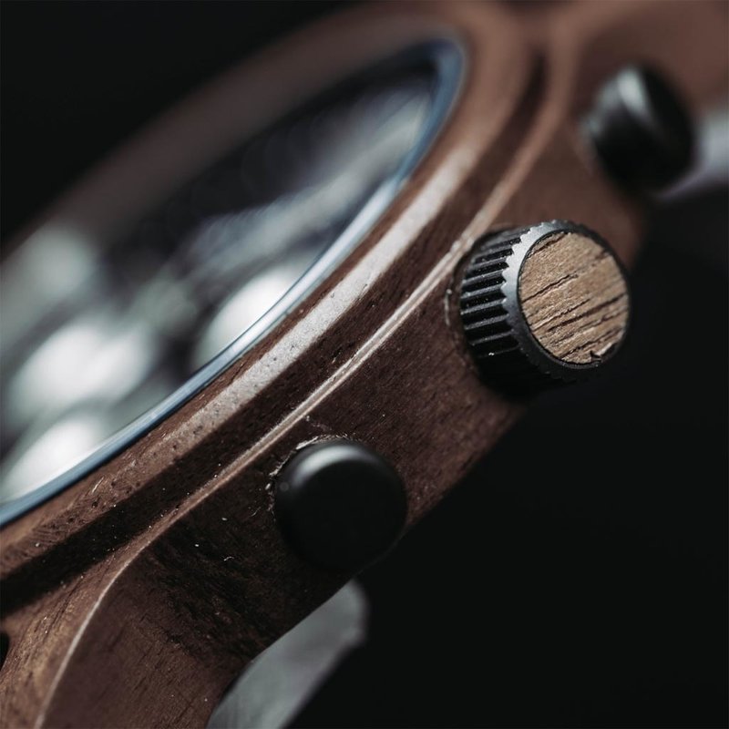 صُنعت ساعة "كرونو سلايت" من خشب السنط وتتميز بمينائها الرمادي الداكن ثنائي الطبقات وتفاصيلها الفضية اللون.