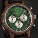صُنعت ساعة "كرونو هانتر" من خشب الجوز وتتميز بمينائها الأخضر الداكن ثنائي الطبقات وتفاصيلها الفضية اللون.
