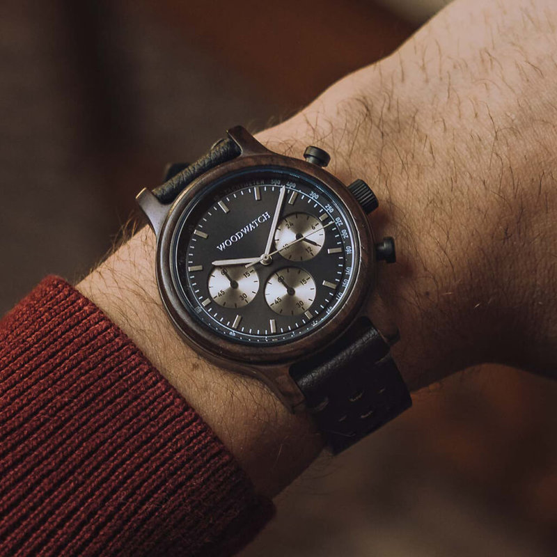 صُنعت ساعة "كرونو نايت سكاي" من خشب الرصاص وتتميز بمينائها الأسود الداكن ثنائي الطبقات وتفاصيلها الفضية اللون.