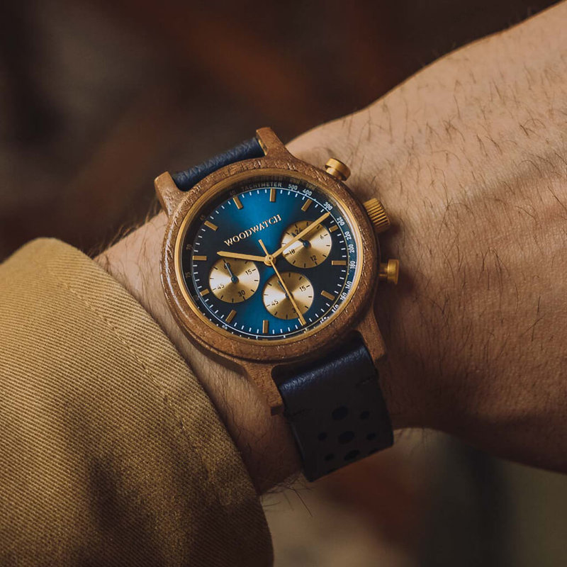 صُنعت ساعة "كرونو سايلر والنت" من خشب الجوز وتتميز بمينائها الأزرق الداكن ثنائي الطبقات وتفاصيلها الذهبية اللون.