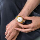 عكس مجموعة أورورا صفاء الطبيعة الاسكندنافية وجمال السماء الخلابة. هذه الساعة ذات الوزن الخفيف مصنوعة من خشب الزيتون الأوروبي، وتتميز بقرصها البسيط المصنوع من الفولاذ المقاوم للصدأ الذي يشتمل على تفاصيل براقة ولمسات هادئة باللون الذهبي.<br />
وتتوفر هذه الساعة