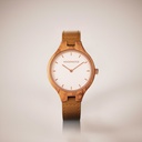 عكس مجموعة أورورا صفاء الطبيعة الاسكندنافية وجمال السماء الخلابة. هذه الساعة ذات الوزن الخفيف مصنوعة من خشب الزيتون الأوروبي، وتتميز بقرصها البسيط المصنوع من الفولاذ المقاوم للصدأ الذي يشتمل على تفاصيل براقة ولمسات هادئة باللون الذهبي.<br />
وتتوفر هذه الساعة