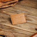 حافظة بطاقات فاخرة من جلد الصبَّار، ناعمة ومتينة للغاية، مصنوعة من أوراق نبات الصبَّار المكسيكي، تتمتع بتصميم مُحسَّن يساعدك على التنظيم، وتضم 3 فتحات.