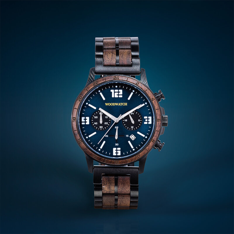 ساعة Craftmaster Navy مصنوعة من خشب الجوز والفولاذ المقاوم للصدأ 304. تتميز بقرص أزرق داكن مع تفاصيل معدنية فضية.
