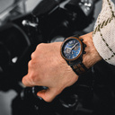 ساعة Craftmaster Navy مصنوعة من خشب الجوز والفولاذ المقاوم للصدأ 304. تتميز بقرص أزرق داكن مع تفاصيل معدنية فضية.