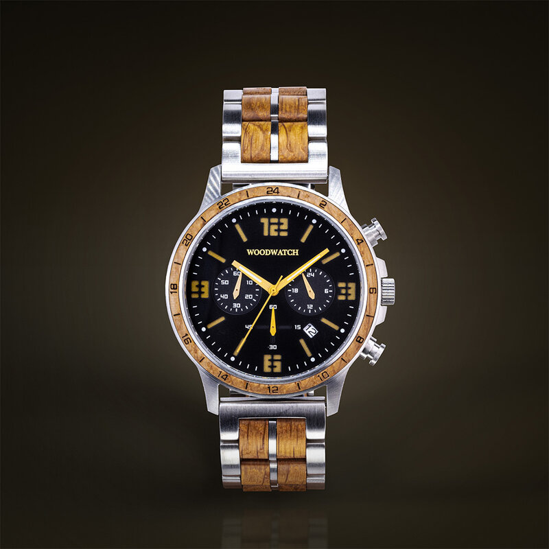 ساعة Craftmaster Dawn مصنوعة من خشب الجوز والفولاذ المقاوم للصدأ 304. تتميز بقرص أسود مع تفاصيل معدنية ذهبية وفضية.