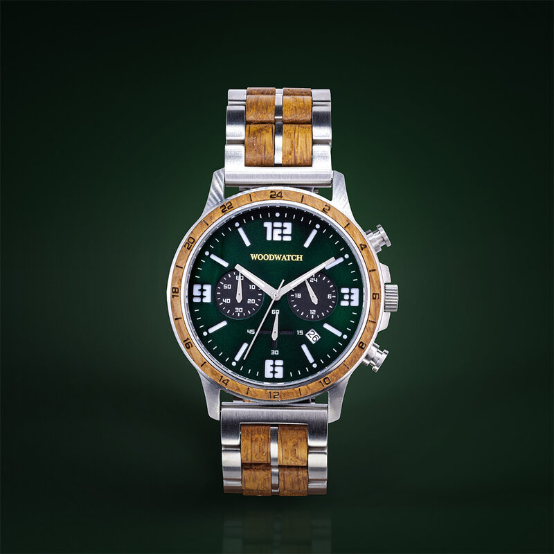 ساعة Craftmaster Green مصنوعة من البلوط الأبيض والفولاذ المقاوم للصدأ 304. تتميز بقرص أخضر مع تفاصيل معدنية فضية.