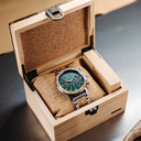 ساعة Craftmaster Green مصنوعة من البلوط الأبيض والفولاذ المقاوم للصدأ 304. تتميز بقرص أخضر مع تفاصيل معدنية فضية.