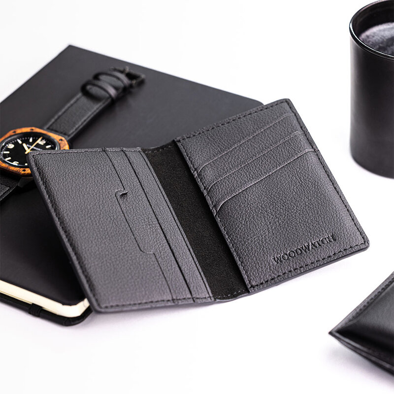 محفظة فاخرة من جلد الصَّبار، ناعمة ومتينة للغاية، مصنوعة من أوراق نبات الصَّبار المكسيكي، تتمتع بتصميم مُحسَّن يساعدك على التنظيم، وتتكون من 7 فتحات.