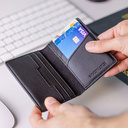 محفظة فاخرة من جلد الصَّبار، ناعمة ومتينة للغاية، مصنوعة من أوراق نبات الصَّبار المكسيكي، تتمتع بتصميم مُحسَّن يساعدك على التنظيم، وتتكون من 7 فتحات.