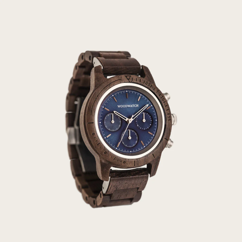 تتميز ساعة "سفاير سيلفر" من مجموعة كرونوس بعدة مميزات مثل الكرونغراف الكلاسيكي SEIKO VD54 والزجاج الياقوتي المقاوم للخدش وحزام الساعة المدعم بالفولاذ المقاوم للصدأ. هذه الساعة مصنوعة يدويًا بدقة متناهية من خشب الجوز الأمريكي وتتمتع بميناء أزرق ذي تفاصيل ف