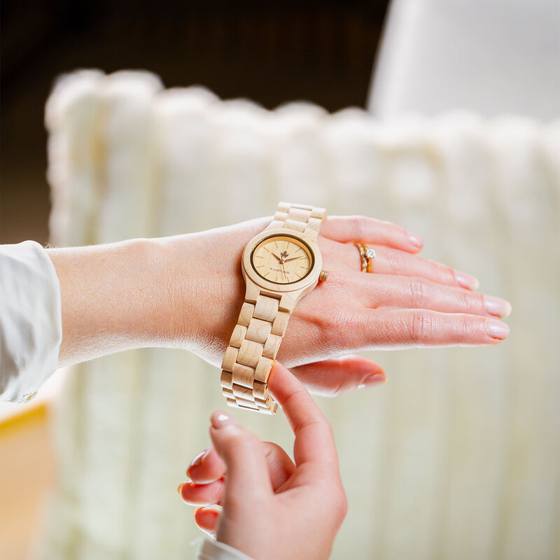 تعد مجموعة "كور" الخيار المثالي لمحبي المنتجات الخشبية وعشّاق المغامرة، حيث تتميز هذه المجموعة بتصميماتها الرياضية الفريدة من نوعها وبأنها مصنوعة يدوياً من أجود أنواع الأخشاب الطبيعية ذات الألوان والأشكال المتعددة. وتشتمل ساعات هذه المجموعة على مقاسين مخت