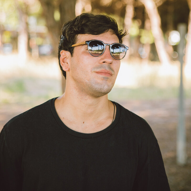 اجعل موسم العطلات هذا لا يُنسى مع علبة هدايا وود ووتش. مجموعة مختارة بعناية تجمع بين الأناقة الخالدة والحرفية الطبيعية. تحتوي كل علبة على ساعة WoodWatch المميزة، مرفقة بإكسسوارات خشبية راقية ونظارات شمسية أنيقة، جميعها مغلفة بطريقة جميلة لتقديمها كهدية.