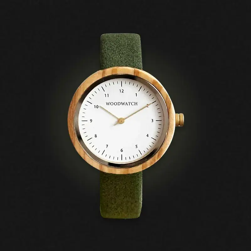 مستوحاة من التصاميم الإسكندنافية المعاصرة! تتميز ساعة "نوردك كوبنهاغن" بأنها مصنوعة يدوياً من خشب الزيتون الأبيض المستدام وبقرصها الأبيض وتفاصيلها الذهبية وقطرها الذي يبلغ 36 ملم، إلى جانب حزامها الجلدي ذو اللون البييج الأنيق والملمس فائق النعومة.